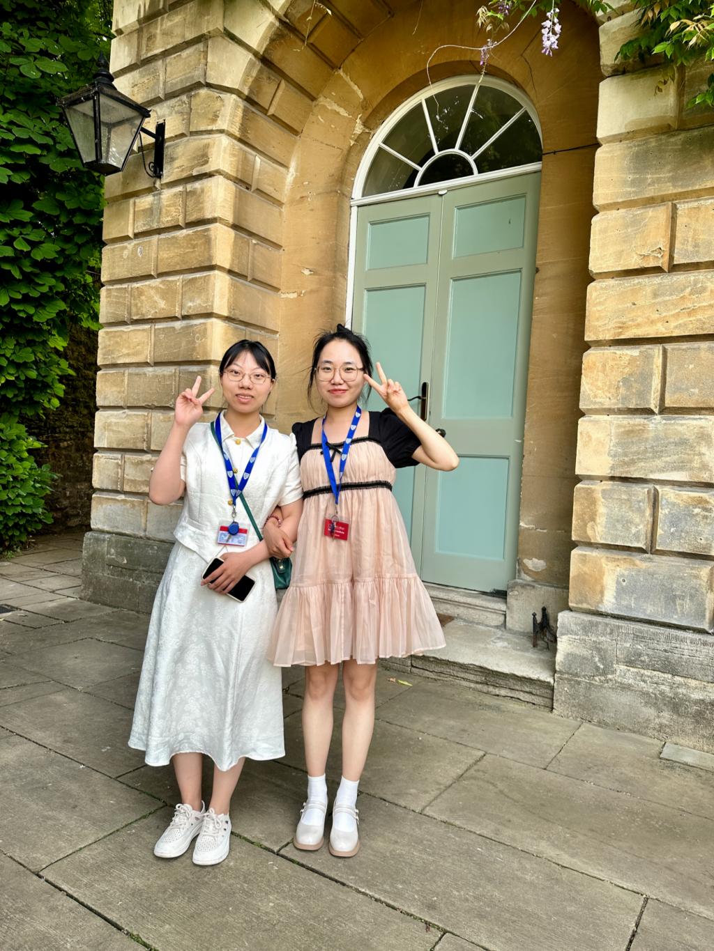 张敬爱（左）雷紫萱（右）