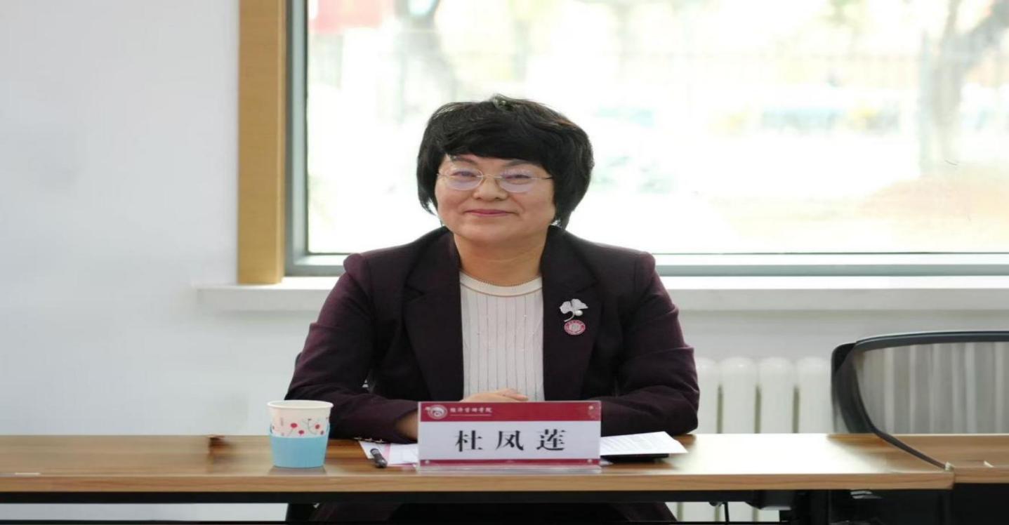 男人坐在桌子前描述已自动生成 男人坐在桌子前描述已自动生成